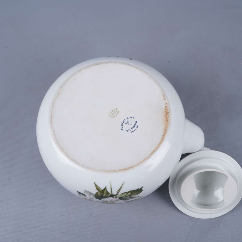 Tekannans undersida med märkning i blått