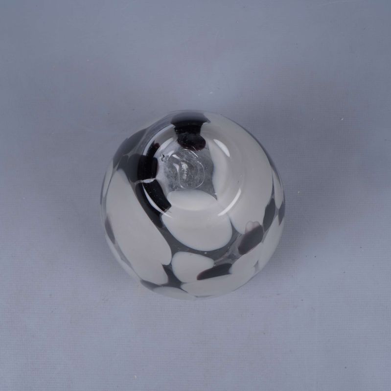 Botten av vas i glas med unik färgkombination