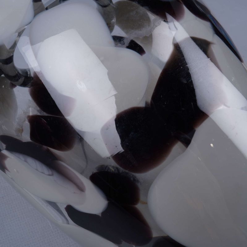 Närbild på vasens svartvita glasstruktur