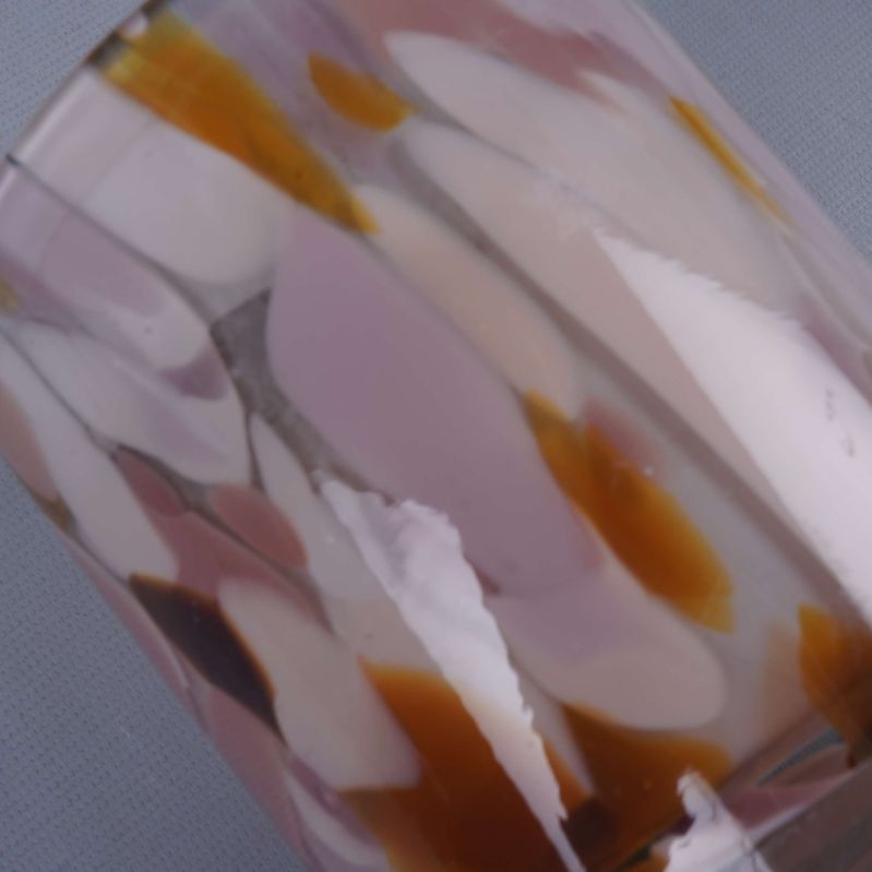 Närbild av ljuslyktans färgglada mönster i glaset