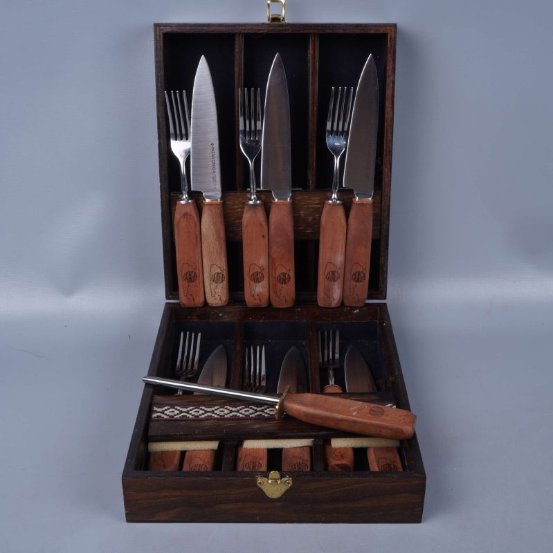 Bestickset i träask med knivar och gafflar