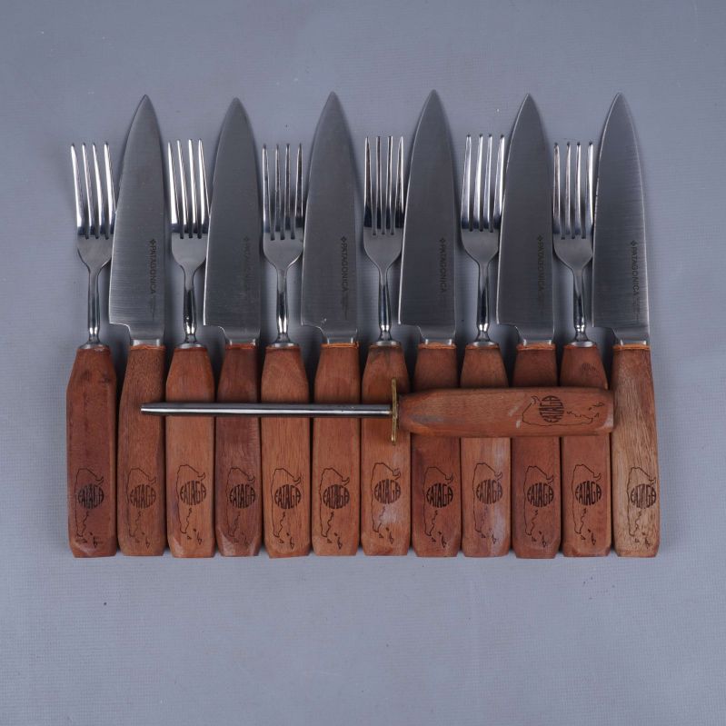 Alla knivar, gafflar och brynstål uppradade