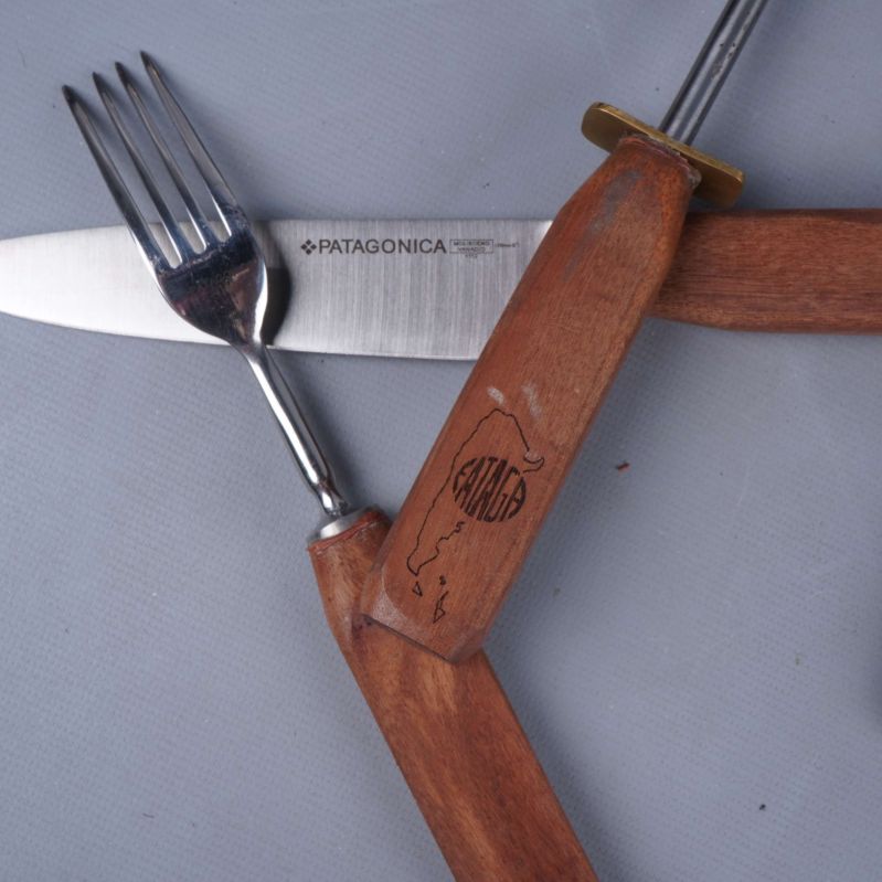 Närbild på kniv och gaffel med PATAGONICA-logga