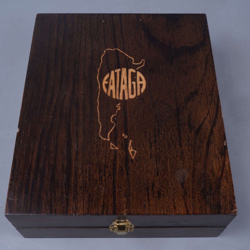 Stängd trälåda med ingraverad logga på locket