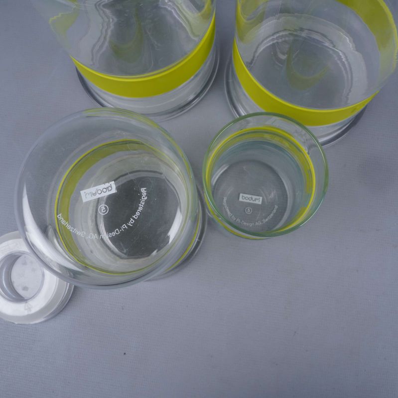 Botten på burkar med Bodum-logga och glasstruktur