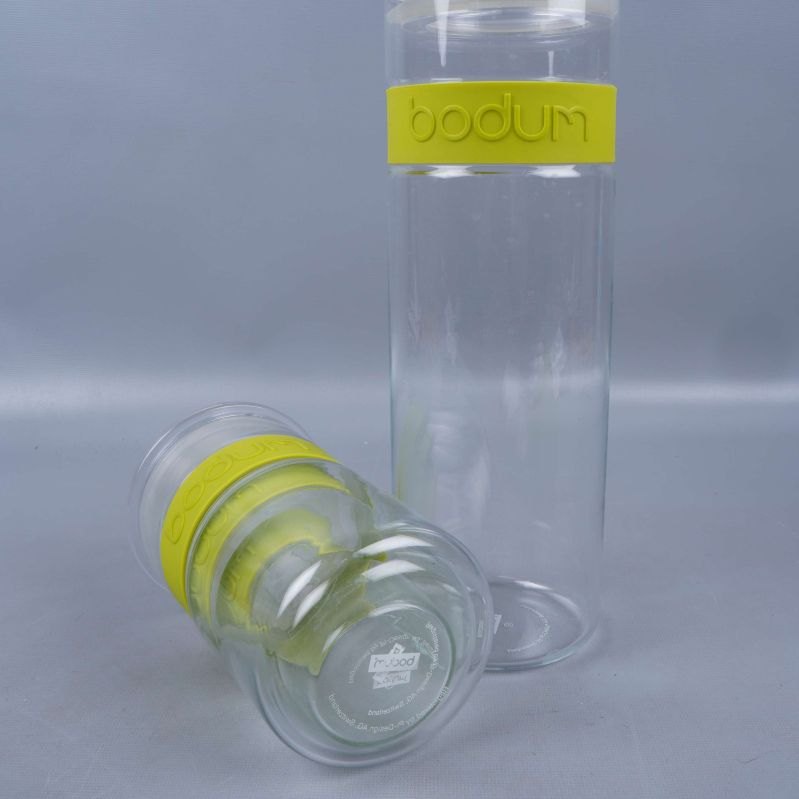 Stor glasburk och mindre liggande burk med gul detalj