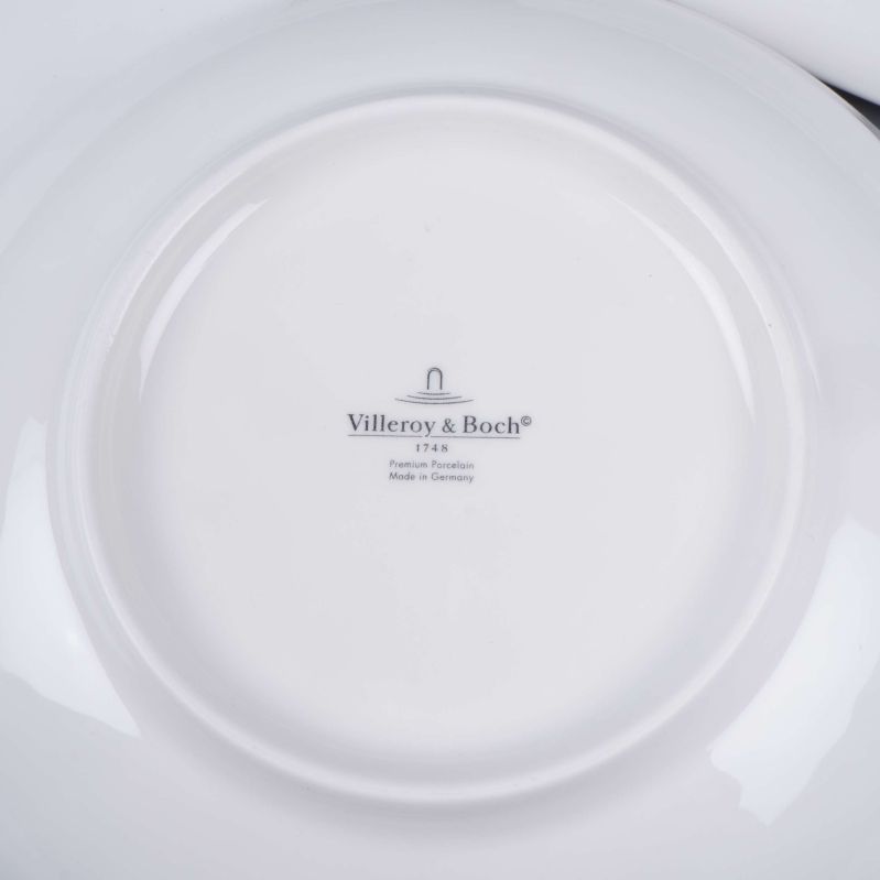 Närbild av Villeroy & Boch stämpel på porslinsfat