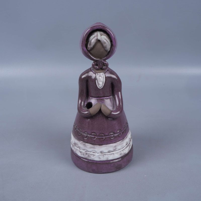 Handgjord porslinsfigur gumma med lila klänning framifrån
