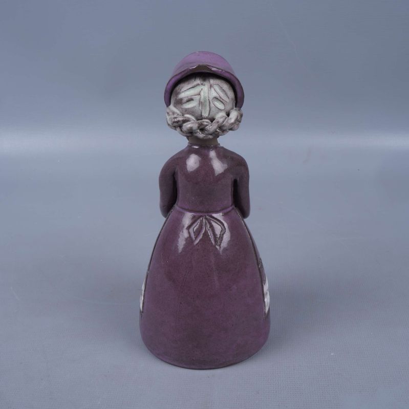 Handgjord porslinsfigur gumma med flätor bakifrån