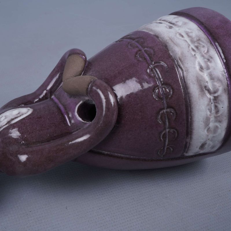 Detaljerad bild på magen och handdelen av porslinsfiguren