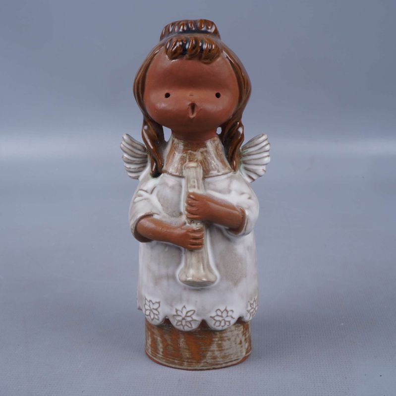 Framsida av porslinsängel med bruna detaljer