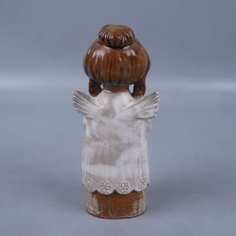 Baksidan av porslinsängel med vingar