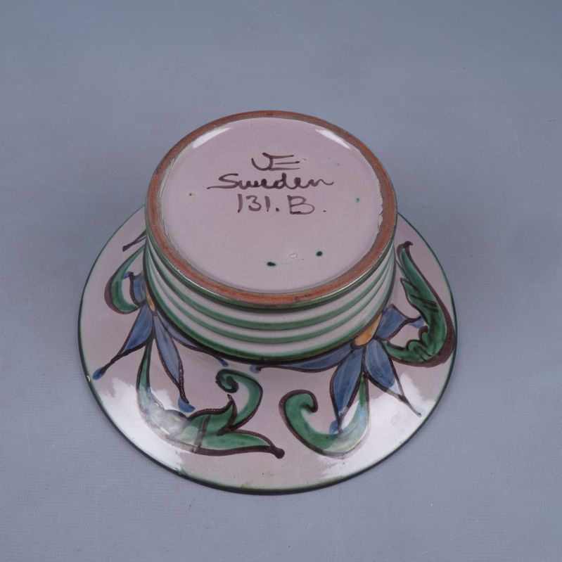 Botten av skålen med signatur och mönster