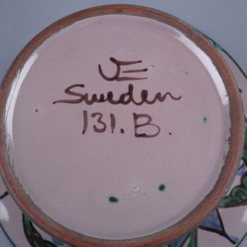 Närbild på signatur JE Sweden under skålen