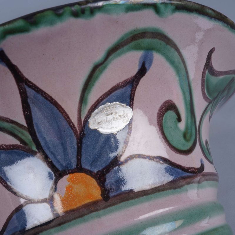 Närbild på dekor och Uppsala-Ekeby etikett 