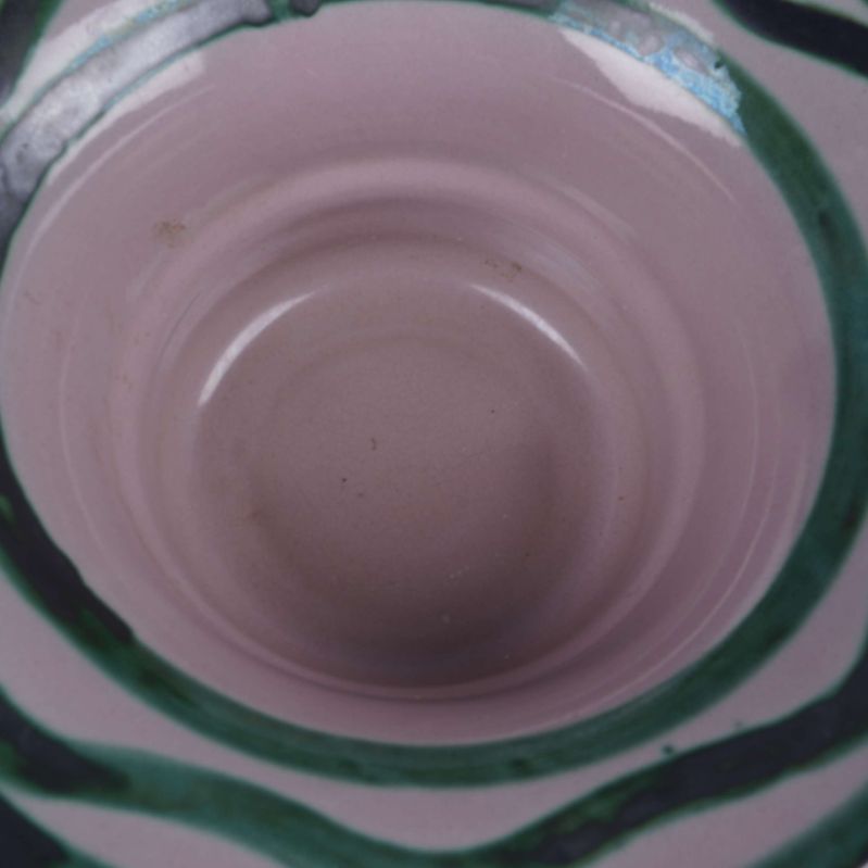 Närbild på insidan av skålen med lite smuts