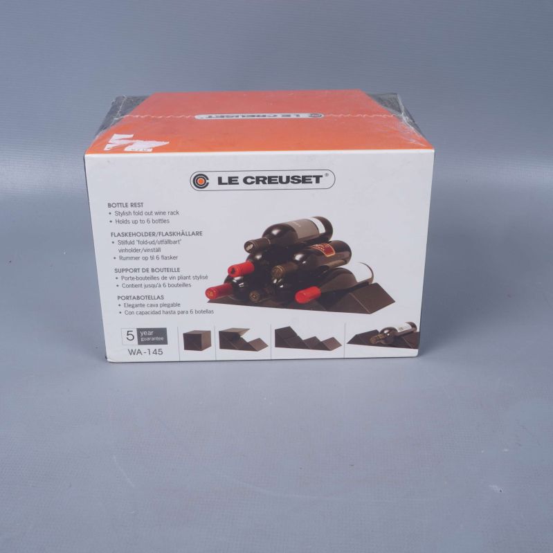 Baksidan av Le Creuset kartong med flaskhållare och funktioner