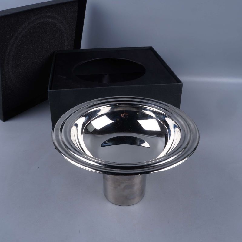 Blank metallskål med rundad fot och svart box