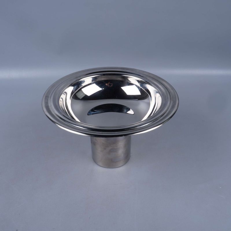 Skål i metall med rundad fot på grå bakgrund