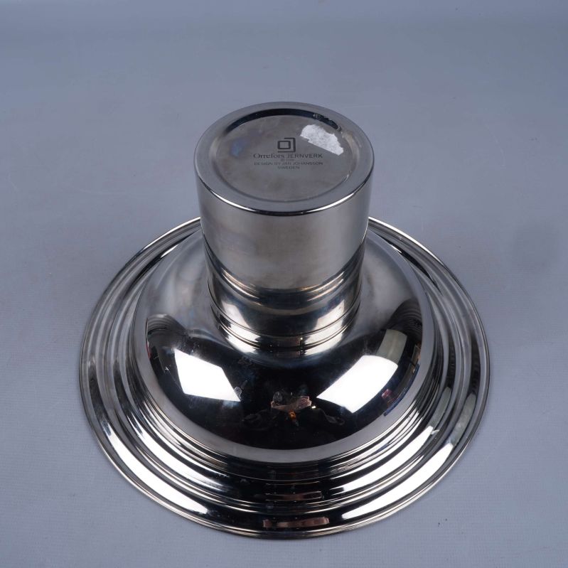 Undersida av metallskål visar rundad fot