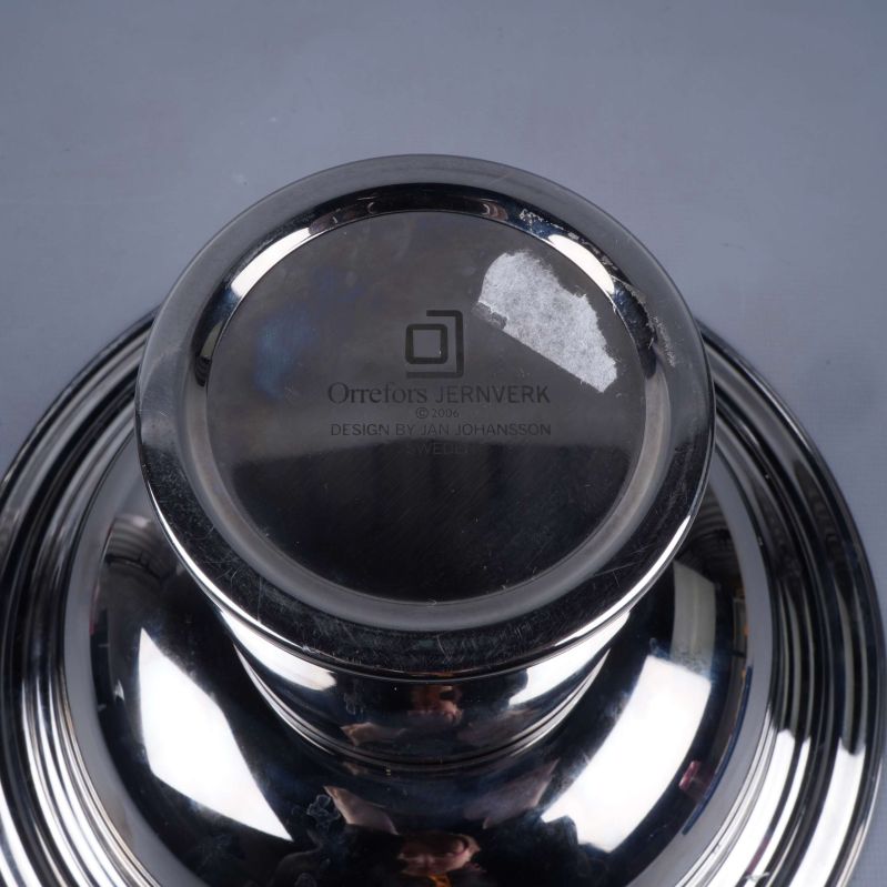 Närbild av logotyp på skålens undersida