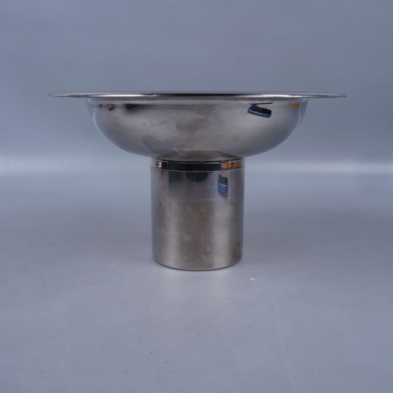 Metallskål sedd från sidan mot grå bakgrund