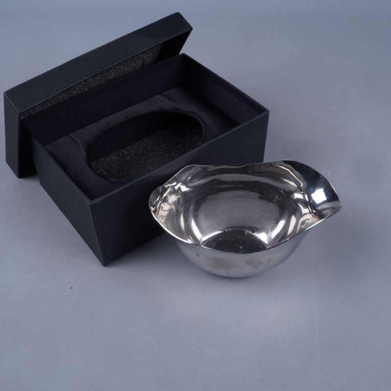 Öppen svart ask med blank skål i stål