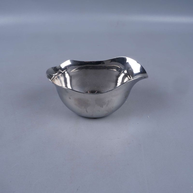 Blank skål i rostfritt stål mot ljus bakgrund