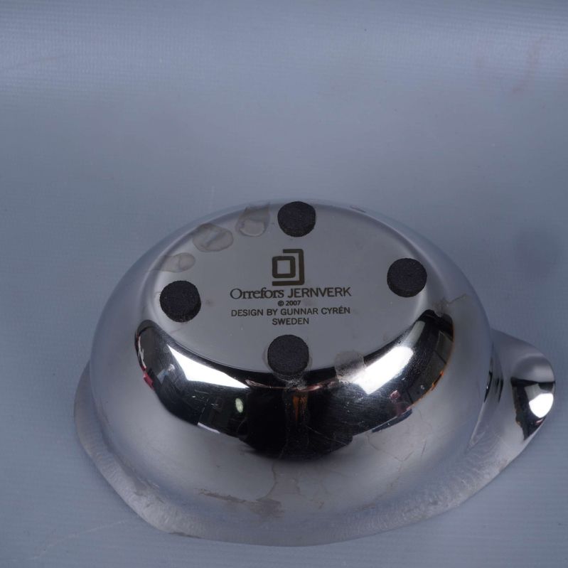 Närbild av märkning under skål med text