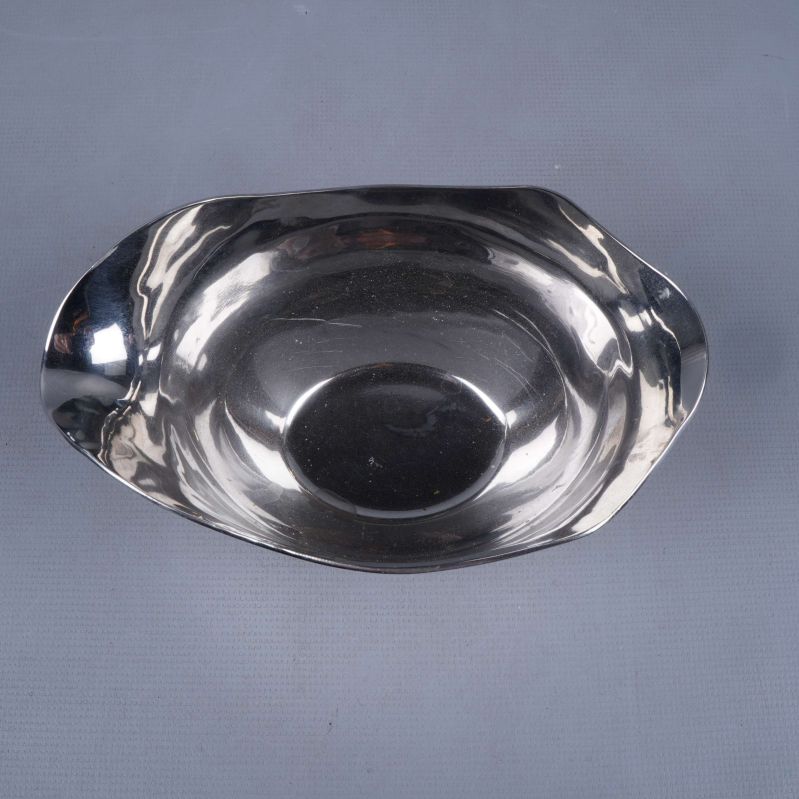 Topvy av skålens ovala öppning och kant