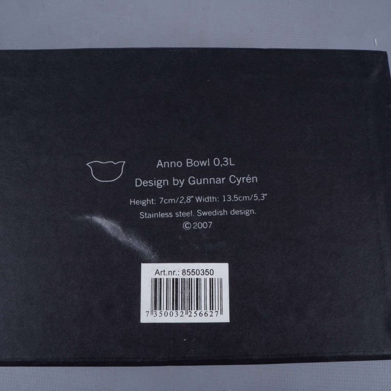 Svart ask med produktinformation och streckkod