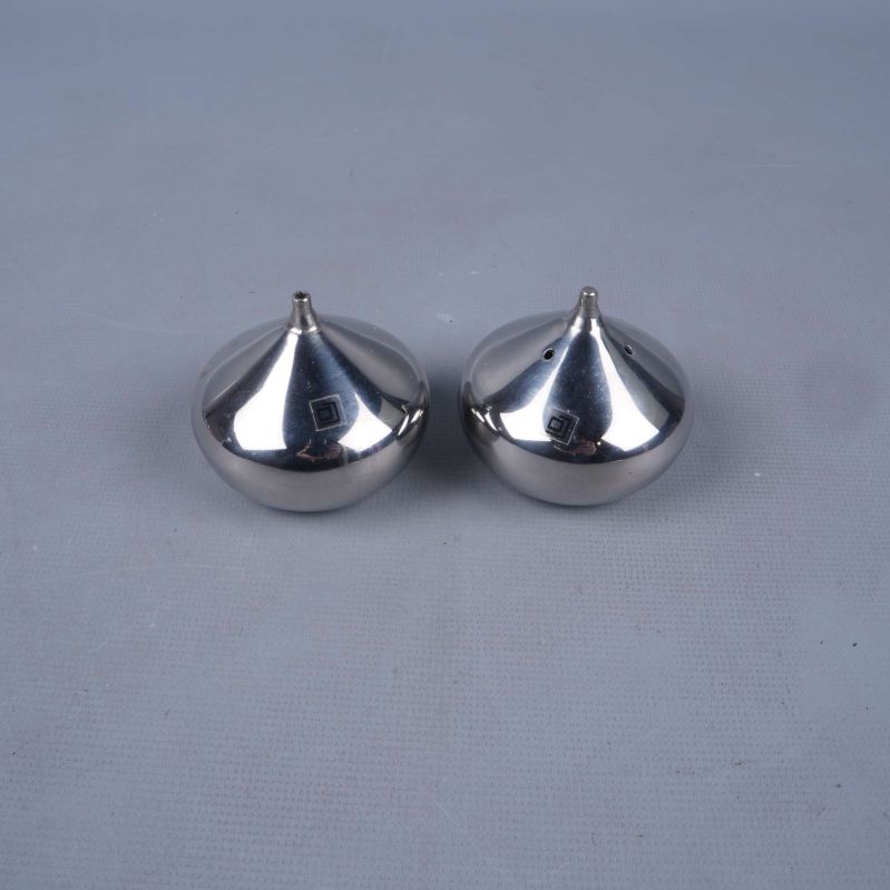 Närbild av två blanka kryddströare i stål