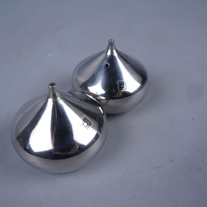 Detalj på salt- och pepparströare i blänkande finish