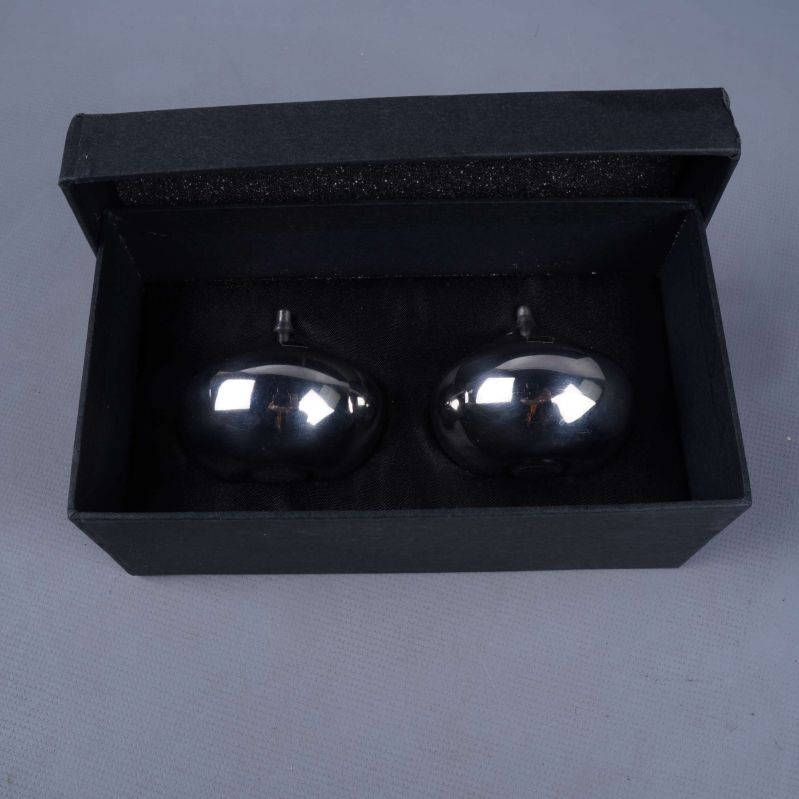 Salt- och pepparset placerat i vadderad svart box