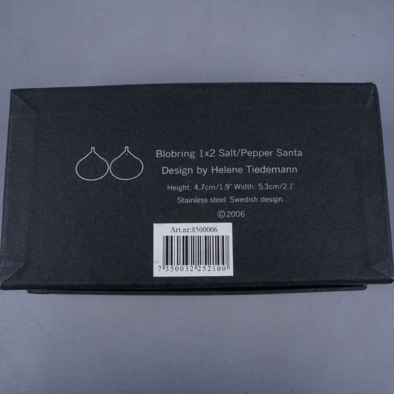 Text på ask med info om designer och material