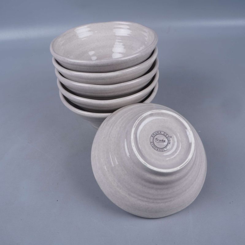 Sex staplade skålar, en vänd med märkning i botten