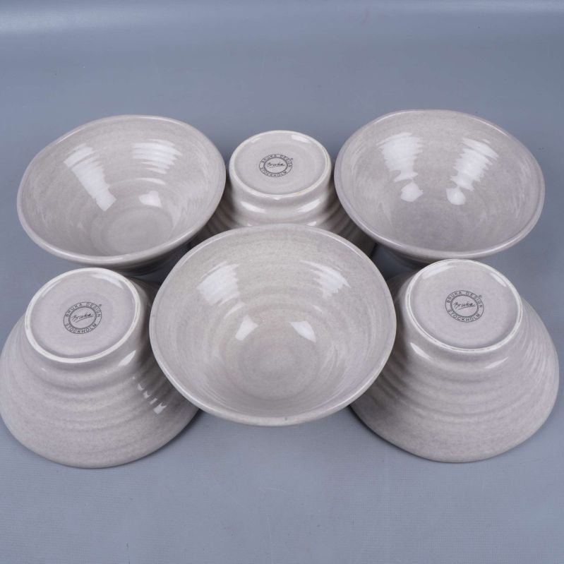 Sex ljusgrå skålar placerade både upp och ner