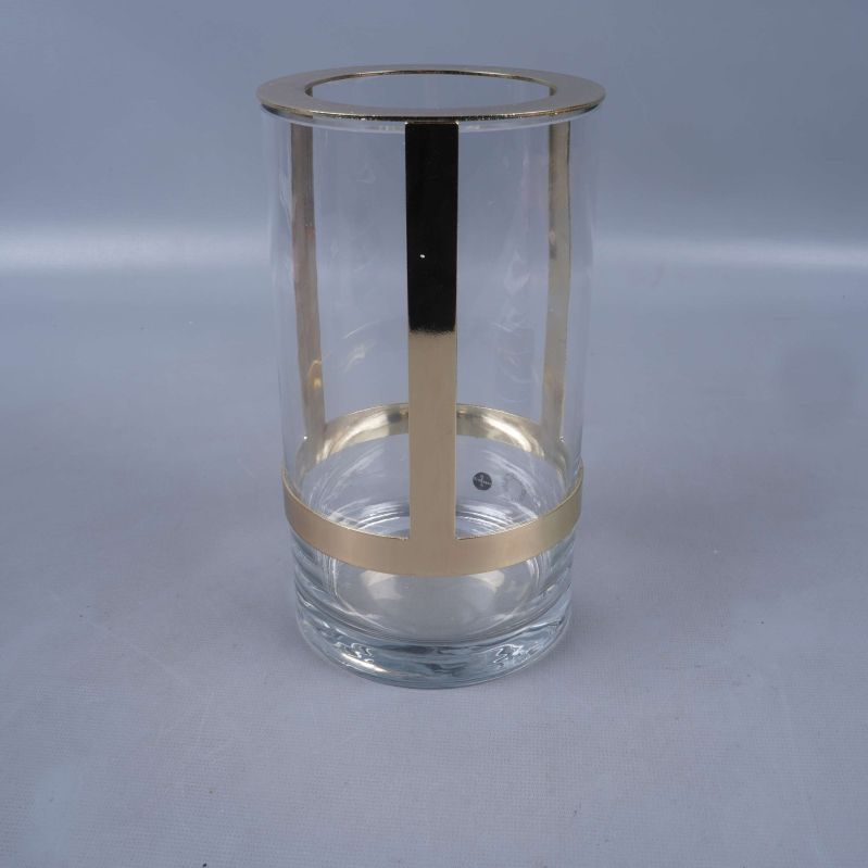 Glasvas med tydlig guldmetallkant framifrån