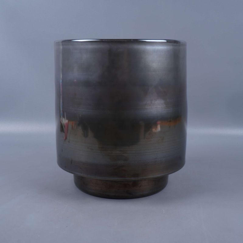 Samma cylinderformade vas/ljuslykta sedd rakt framifrån