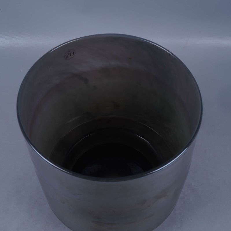 Öppningen och insidan av den cylinderformade vas/ljuslykta