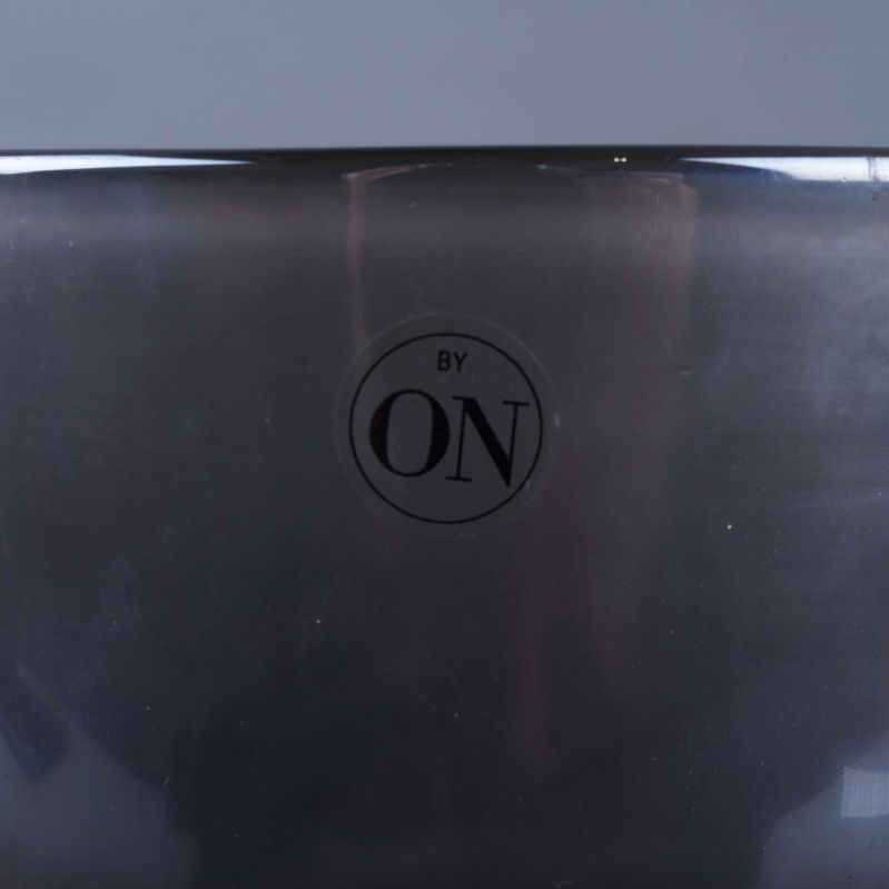 Närbild på logotypen BY ON på vasens/ljuslyktas sida