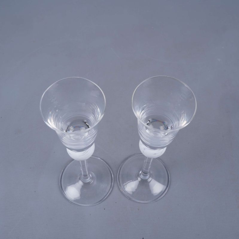 Två glas fotograferade ovanifrån mot grå bakgrund