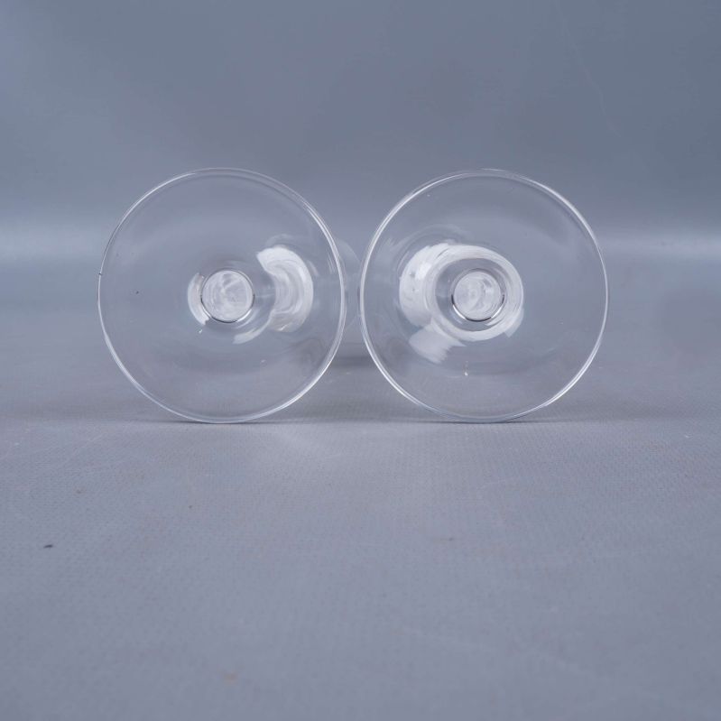 Glasens fot och undersida på ljusgrå yta