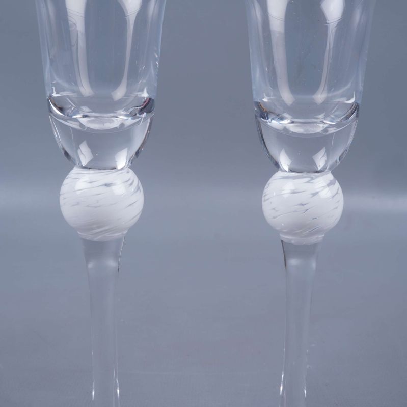 Närbild på glasens vita dekorkula på stammen