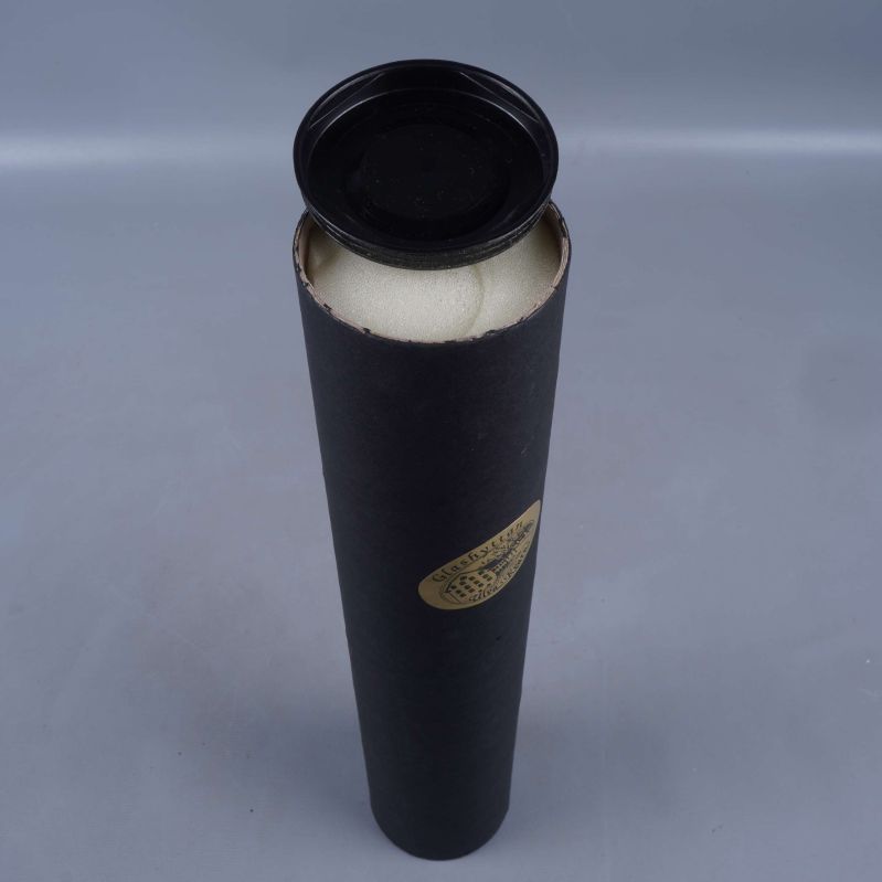 Svart cylinderask med öppet lock uppifrån