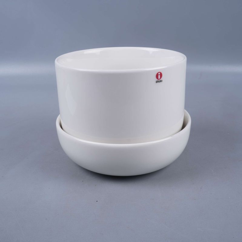 Vit rund kruka med fat, logga synlig