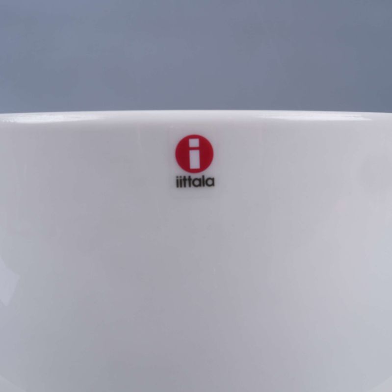 Iittala-logga på vit kruka i närbild