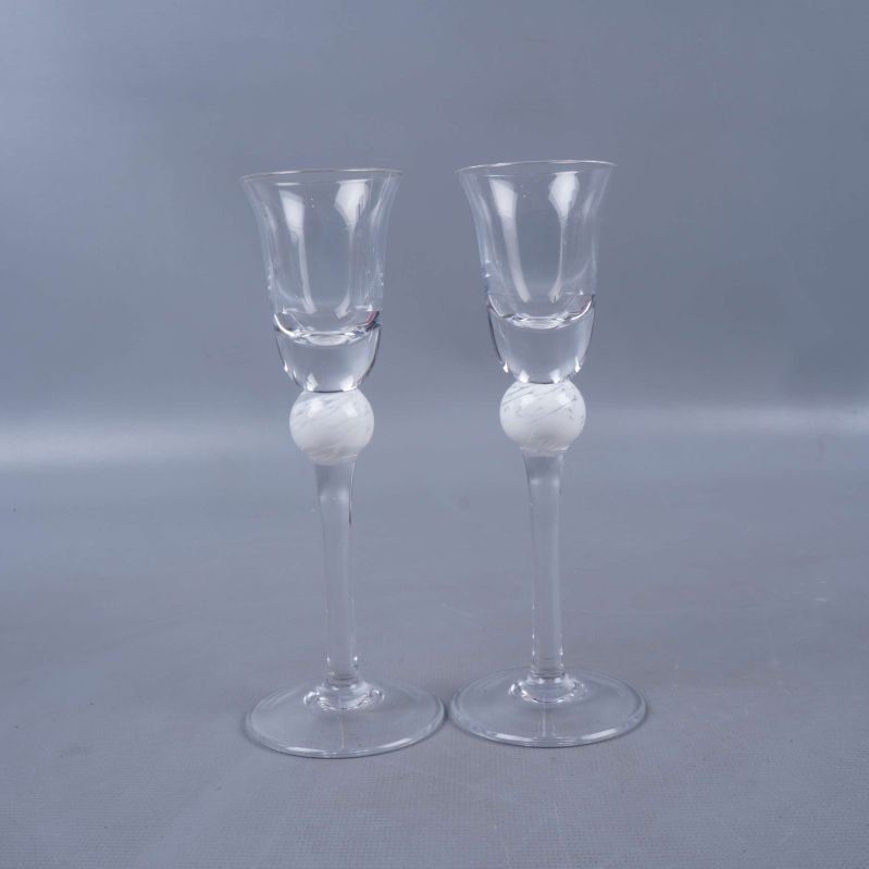 Närbild på två snapsglas med vit dekorboll