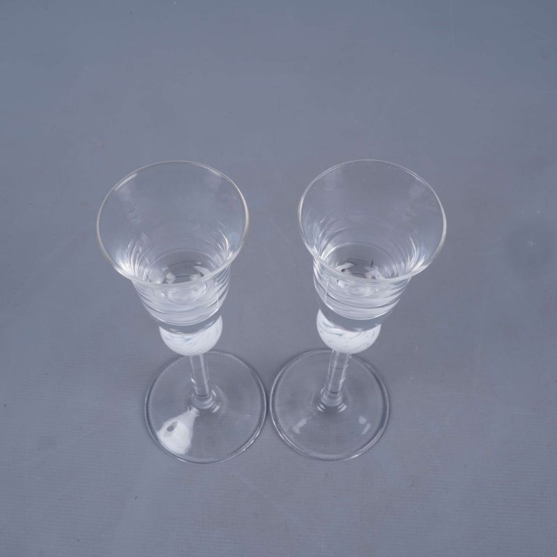 Snapsglas sedda uppifrån visar kupa och kant