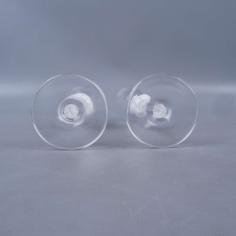 Botten av två snapsglas syns liggande